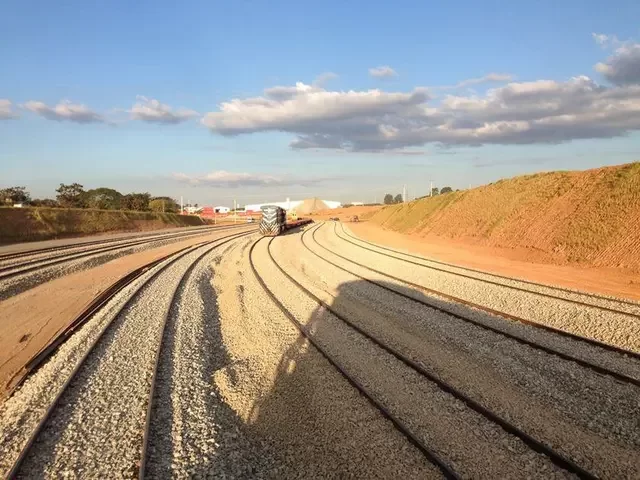 Homem morre atropelado por trem em ferrovia, Goiás