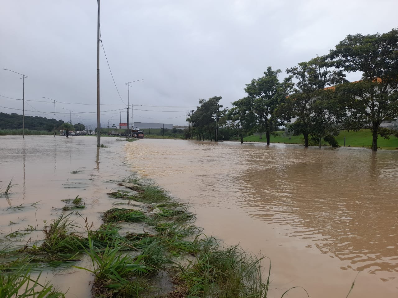 As fortes chuvas provocam transtornos devido a inundaes e acumulo de agua nas vias da RMR (Jailson da Paz)