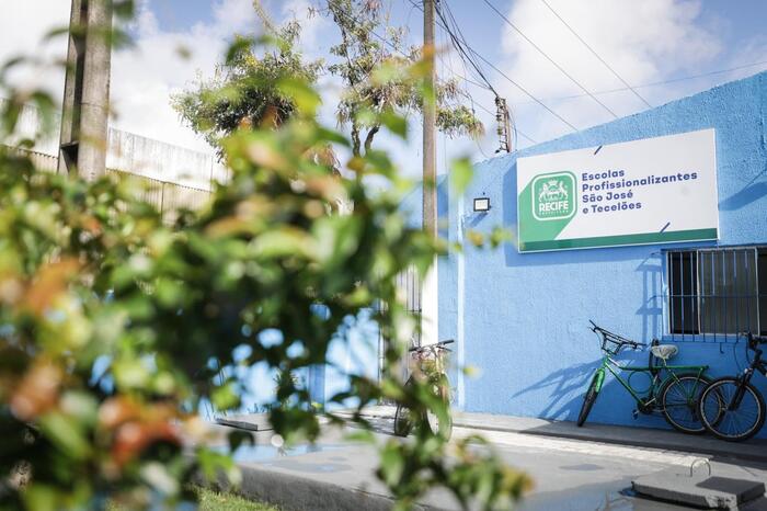 Alm da unidade, o programa Qualifica Recife fez a assinatura de contrato com 77 novos instrutores para a rede profissionalizante
 (Foto: Divulgao/Rodolfo Loepert/Prefeitura do Recife)