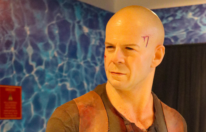 Ator Bruce Willis  uam das rplicas encontradas no museu (Crdito: Studio Kaplun)