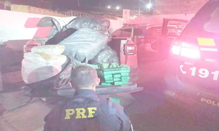 Motorista se distanciou de caminhão ao avistar viatura e chamou atenção da equipe (Foto: Divulgação/PRF)