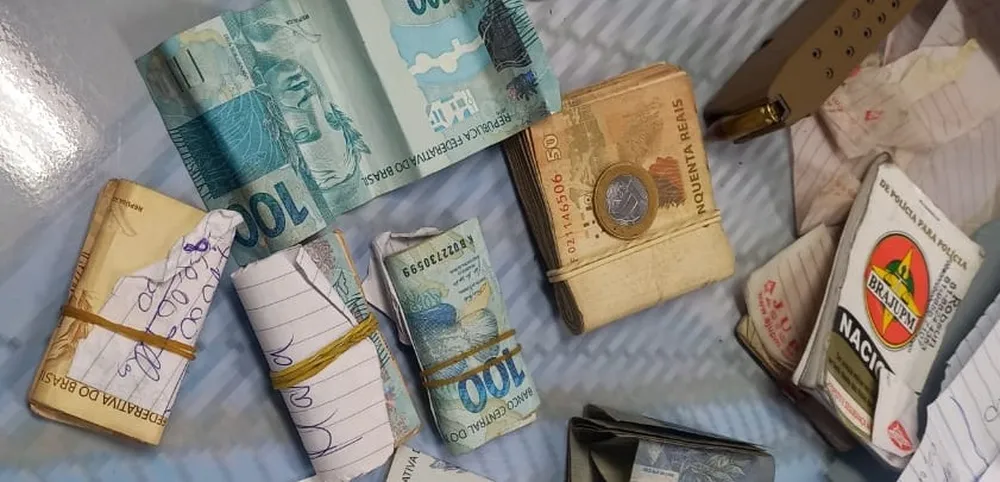 Segundo a denúncia feita à SDS, eles furtaram dinheiro em um terminal de ônibus no Recife. Com eles, foram apreendidas drogas e dinheiro em espécie (Reprodução )