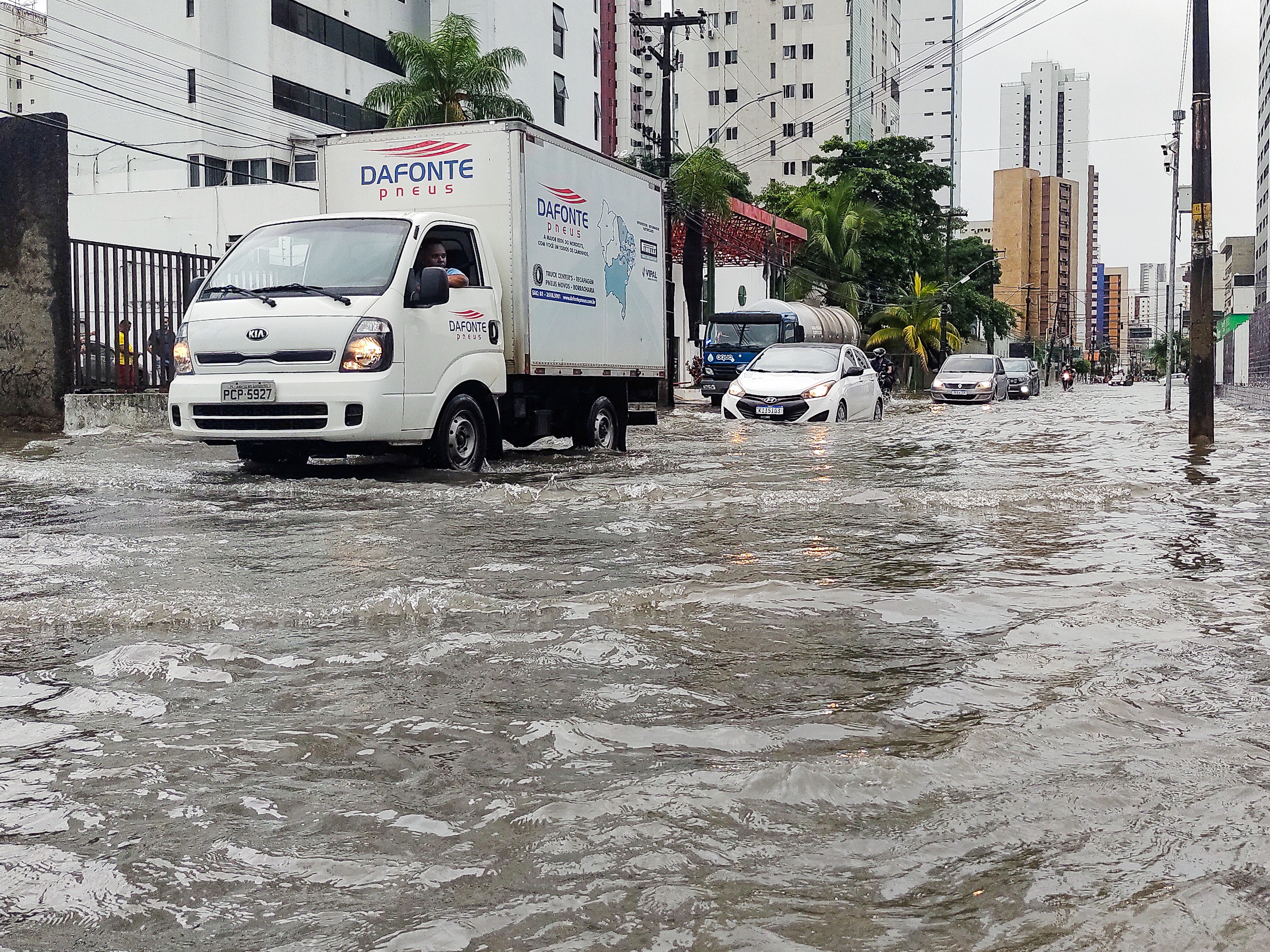 Recife divulgou estgio de alerta, e prefeitura orienta evitar deslocamentos (Rafael Vieira/DP)