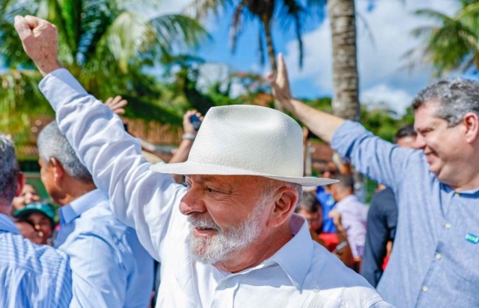 O presidente garantiu que "fará cumprir" a lei. A legislação prevê multas de até 100 salários mínimos no caso de descumprimento pelas empresas (Crédito: Ricardo Stuckert/PR)