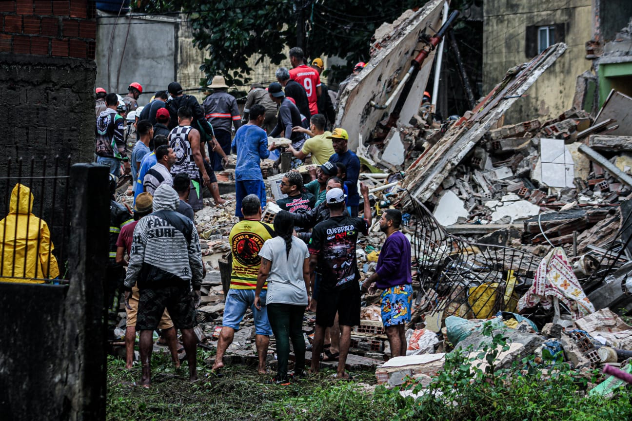 Segundo os bombeiros, h dez pessoas soterradas  (Sandy James/DP)
