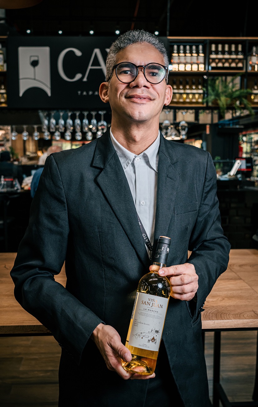 Sommelier Hélio Junior (Foto: Henrique Costa / Divulgação) Sommelier Hélio Junior (Foto: Henrique Costa / Divulgação)