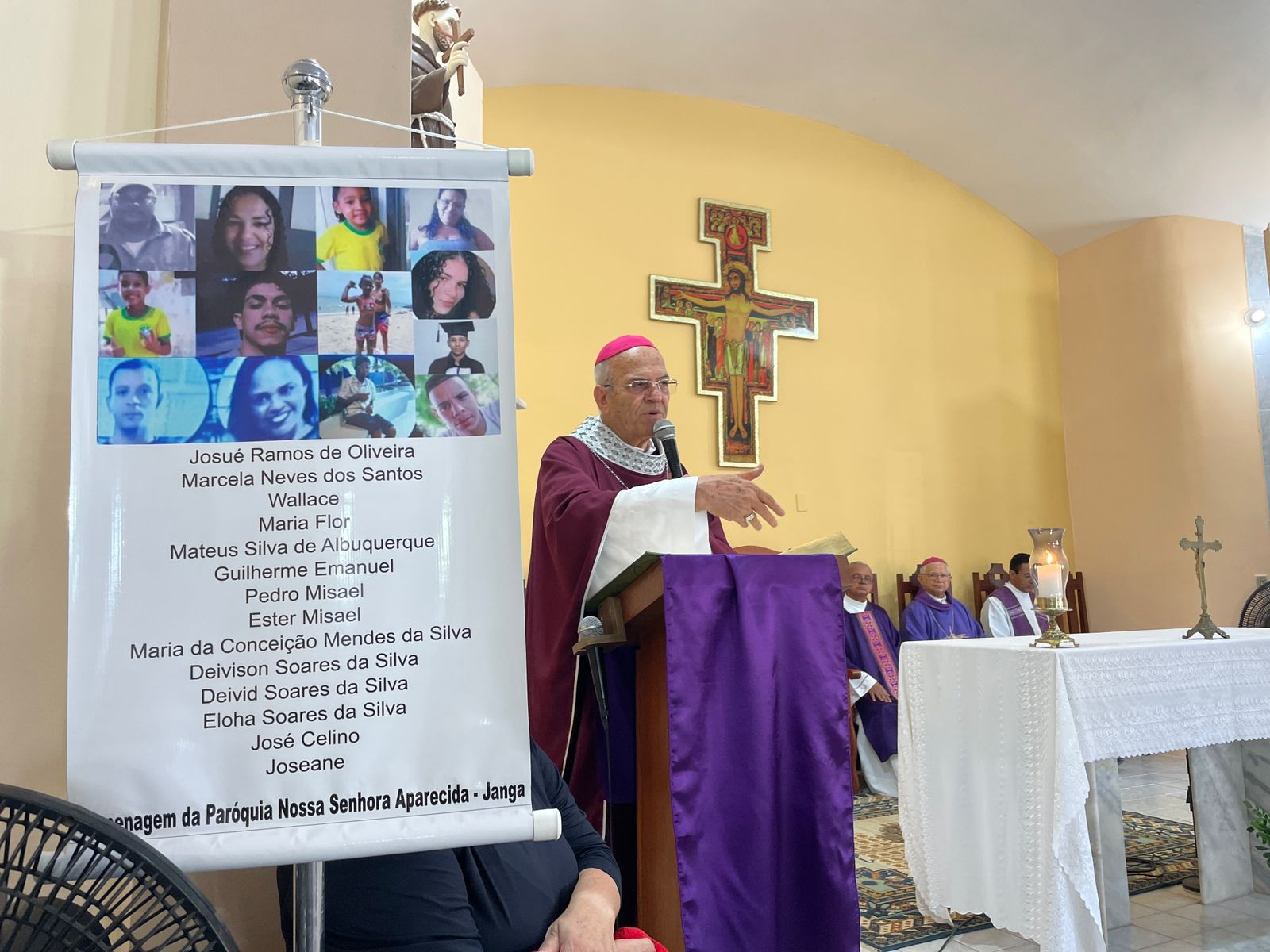 A missa iniciou às 7h, com participação de Dom Fernando (Romulo Chico/DP)