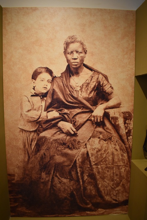 Fotografia de Augusto Gomes Leal e sua ama de leite Mônica, em 1860 (Crédito: Coleção Francisco Rodrigues - Acervo Fundaj) Fotografia de Augusto Gomes Leal e sua ama de leite Mônica, em 1860 (Crédito: Coleção Francisco Rodrigues - Acervo Fundaj)