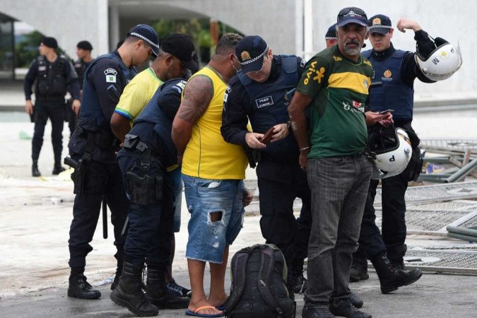 Depois de juristas e parlamentares criticarem as propostas do governo federal para endurecer as penas para crimes contra a democracia, Dino afirma que o pacote visa combater o nazifascismo do sculo 21 (AFP)