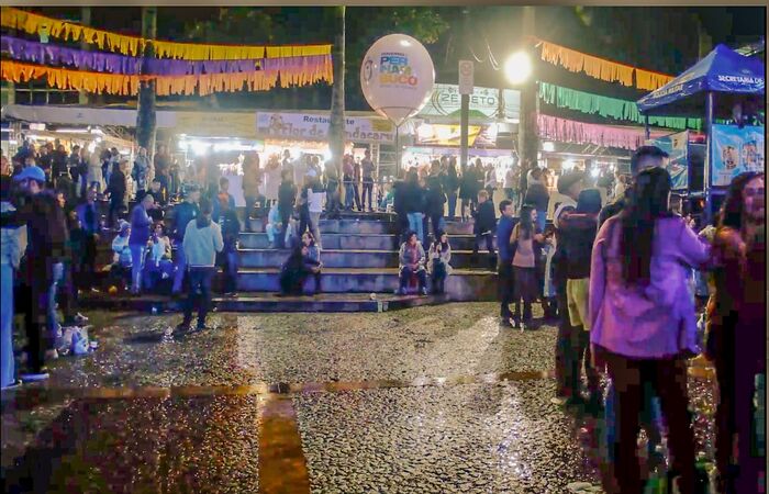 Público se concentrou mais na frente do palco e o vento frio corria pelo resto da praça (Francisco Silva/DP) Público se concentrou mais na frente do palco e o vento frio corria pelo resto da praça (Francisco Silva/DP)