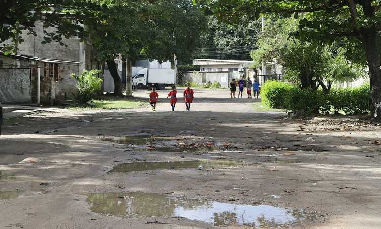 Neste fim de semana, foram assinadas ordens de servio para pavimentao e drenagem nas ruas Moxot (Ibura) e Baro Homem de Melo (Imbiribeira); na rua Doutor Seabra, no Ibura, prefeito Joo Campos vistoriou servios
 (Foto: Divulgao)