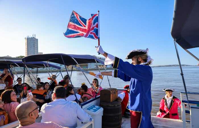 Público participa de situações inusitadas na aventura com os Piratas do Capibaribe (Crédito: Divulgação) Público participa de situações inusitadas na aventura com os Piratas do Capibaribe (Crédito: Divulgação)