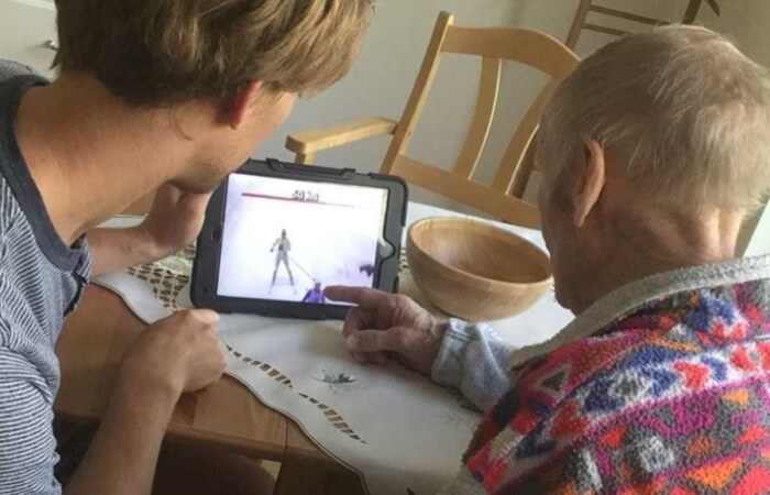 Em experimento sueco, idoso com demncia aprende a mexer em um tablet: curiosidade despertada resultou em novo hobby (Crdito: Imagem cedida)