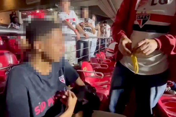 Argentino é preso por racismo após jogar banana em criança durante jogo entre São Paulo x San Lorenzo.  (Reprodução)