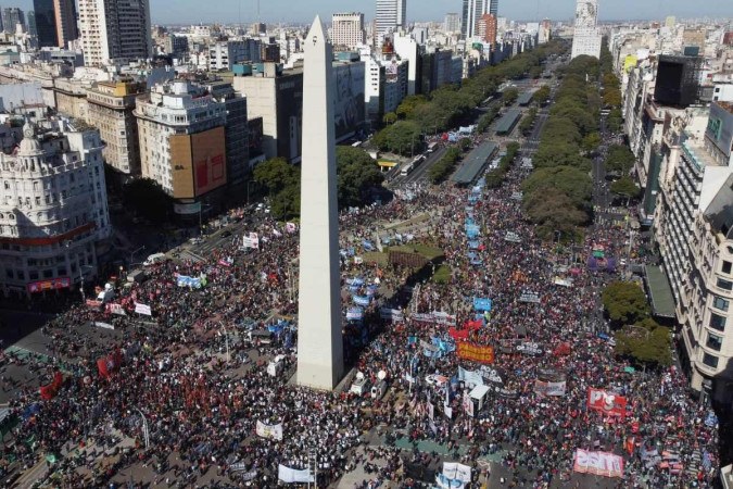 Protesto contra morte de manifestante detido durante ato contra a votao, no Obelisco de Buenos Aires (Foto: Elena Boffeta/AFP)