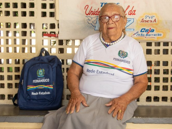 Dona Edelzuita, 94 anos, estuda no Centro de Educao de Jovens e Adultos Joo Barraco, em Petrolina (Foto: Josimar Oliveira/Governo de Pernambuco)