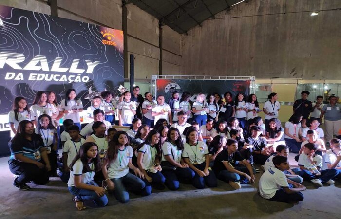 Estudiantes de Petrolina participan en manifestación educativa