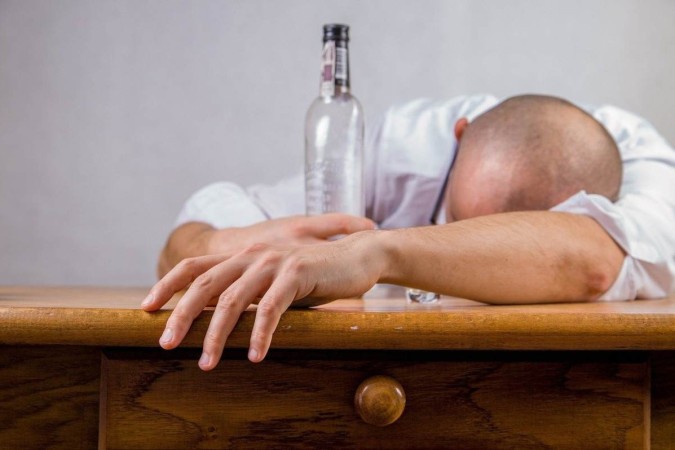 Nem todos os pacientes aderem ao tratamento convencional, baseado no uso crnico de medicamentos. Cientistas apostam na tcnica para casos graves de alcoolismo (foto: Reproduo/Pixabay)