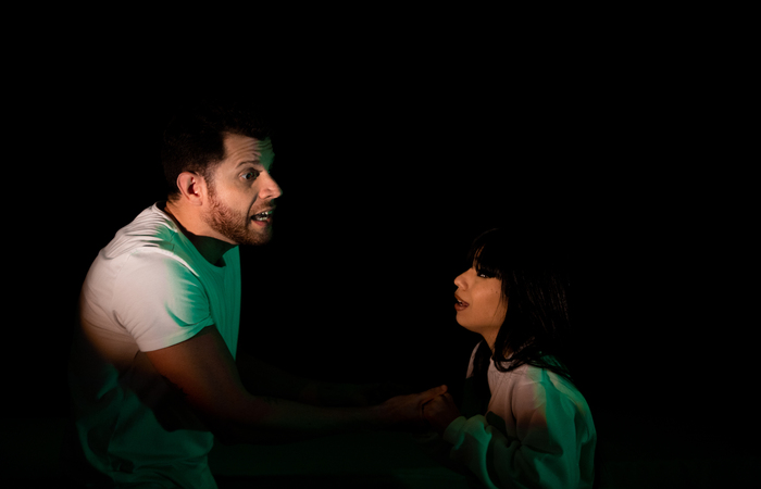 'Intrusos' embarca em uma viagem claustrofóbica e sobrenatural (Créidito: Divulgação/Mákara de Teatro) 'Intrusos' embarca em uma viagem claustrofóbica e sobrenatural (Créidito: Divulgação/Mákara de Teatro)