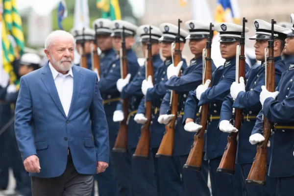 Uma das exigncias aos estados  instituir regras para a promoo e progresso por antiguidade e merecimento de peritos, bombeiros, policiais civis e militares. (Hugo Barreto/ Metrpoles)