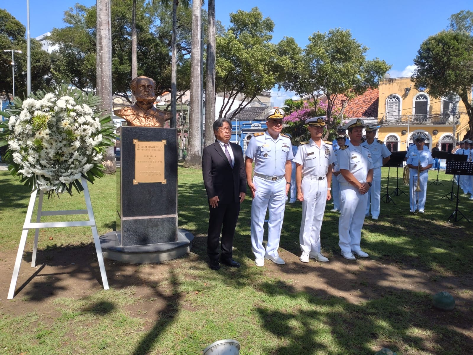 A esquadra japonesa realizou a homenagem diante a estátua do Almirante Tamandaré (Divulgação/Consulado Geral do Japão)