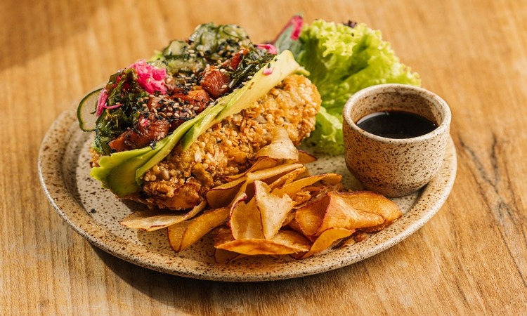 Super Crispy: Enrolado de sushi empanado com Panko e sementes, recheado com Kani Cream e finalizado com Salmão com molho Ponzú, sunomono de pepino e abacate. Acompanhando Chips e um molho da casa da sua escolha. 66,60. (Crédito: Divulgação) Super Crispy: Enrolado de sushi empanado com Panko e sementes, recheado com Kani Cream e finalizado com Salmão com molho Ponzú, sunomono de pepino e abacate. Acompanhando Chips e um molho da casa da sua escolha. 66,60. (Crédito: Divulgação)