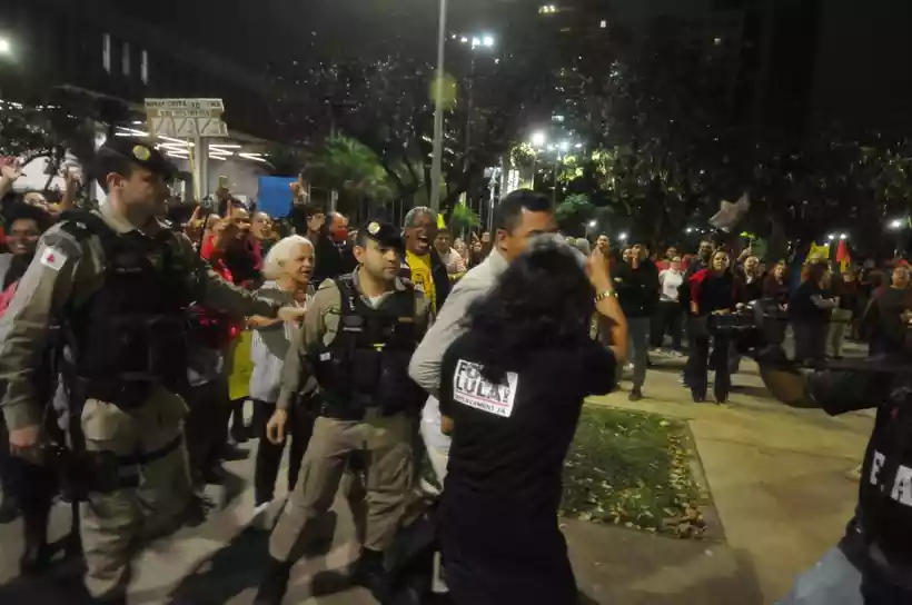 Apoiadores de Lula e Bolsonaro se estranharam na sada da ALMG (foto: foto: Alexandre Guzanshe/EM/D.A Press)
