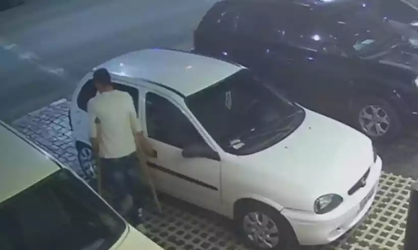 Mesmo com muletas, homem no teve dificuldade para concretizar o furto (foto: Reproduo/Redes sociais)