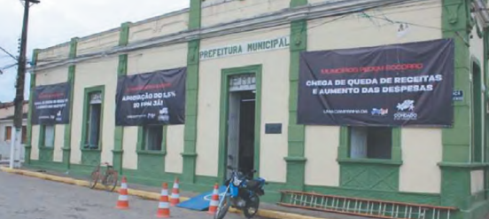 Sedes municipais amanheceram fechadas e com faixas alusivas à mobilização (DIVULGAÇÃO/PREFEITURA DE CONDADO)