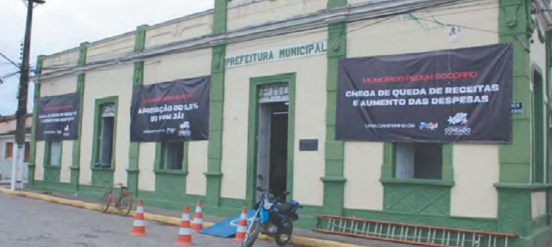 Sedes municipais amanheceram fechadas e com faixas alusivas  mobilizao (DIVULGAO/PREFEITURA DE CONDADO)