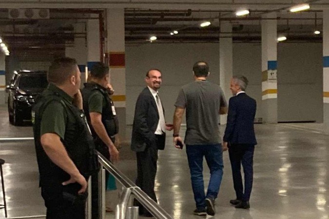 O advogado Cezar Bitencourt, que defende o tenente-coronel Mauro Cid, na sada do depoimento do militar  PF (foto: Henrique Lessa)