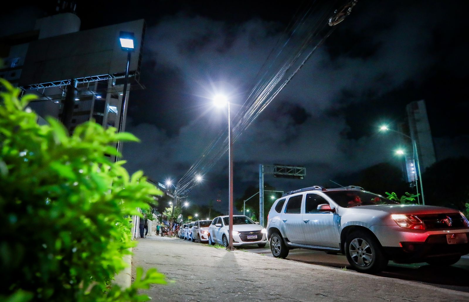 Prefeito Joo Campos inaugurou, na noite desta quinta-feira (31), a primeira etapa do Programa Ilumina Pedestre no eixo Agamenon Magalhes, levando mais segurana e conforto para a populao
 (Divulgao/Edson Holanda)
