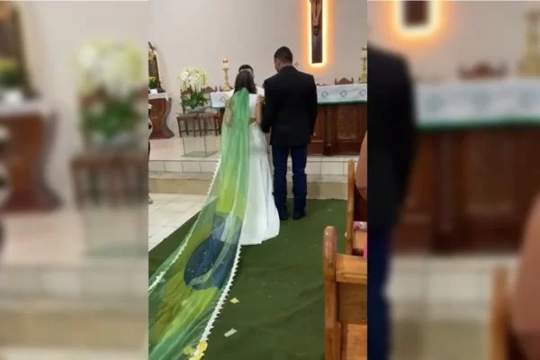 No h informaes sobre a identidade dos noivos ou o local do casamento. No vdeo divulgado por Bia Kicis, no entanto,  possvel notar que a cerimnia teve poucos convidados. (Reproduo/Redes Sociais)