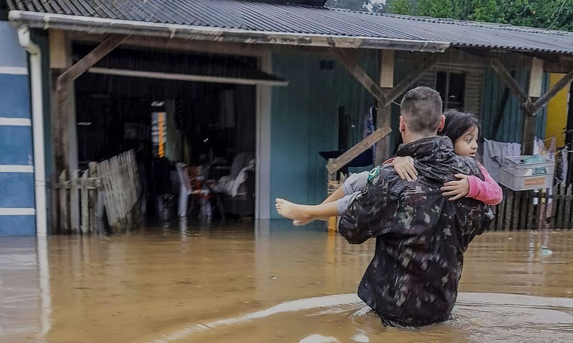 Volume de chuvas provocou alteraes no trfego da regio norte do Rio Grande do Sul  (foto: Exrcito Brasileiro/Twitter)