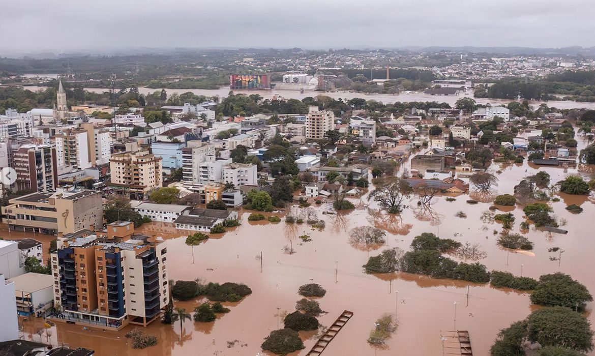 Equipes tiveram dificuldades para resgatar feridos pela passagem do ciclone em municpios ao longo do Taquari  (Foto: marcelocaumors/instagram)