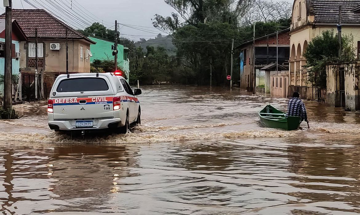 Cerca de  57 mil pessoas foram afetadas no estado pelas fortes chuvas causadas pela passagem de um ciclone extratropical no Sul do pas (foto: Defesa Civil/RS )