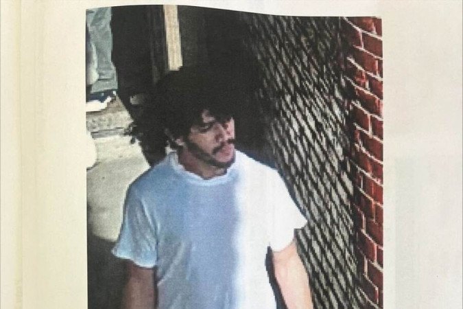 Nas imagens  possvel ver o brasileiro escalando a parede e deixando a unidade prisional de Chester County, em 31 de agosto
 (foto: Reproduo/Twitter)