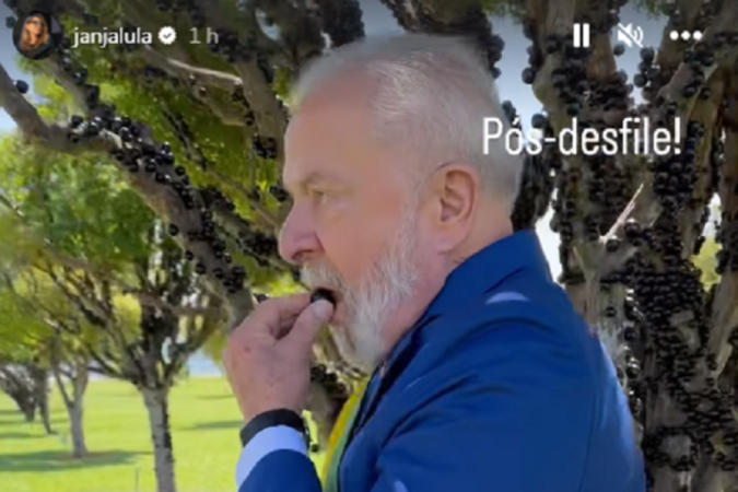 Aps desfile de 7 de Setembro, Lula come jabuticaba do p que plantou em mandato anterior (Foto: Reproduo/Redes Sociais)