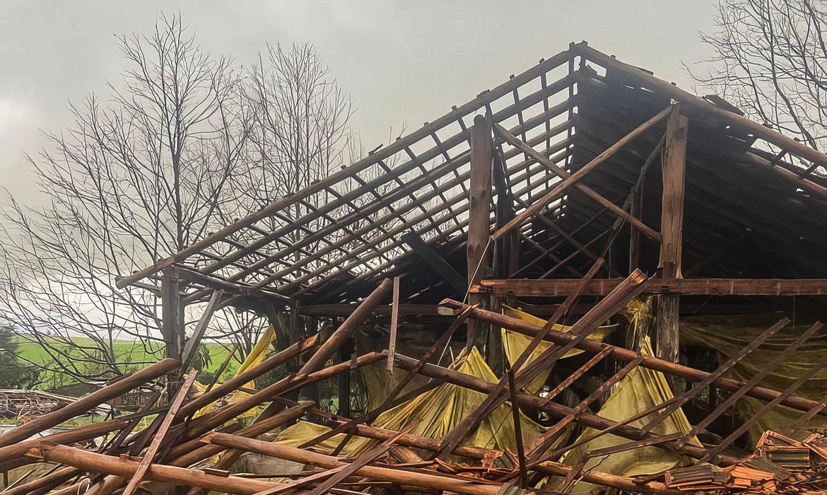 Segundo a Defesa Civil estadual, 79 municpios foram atingidos, com mais de 1,6 mil pessoas desabrigadas, 3 mil desalojadas e mais de 52 mil afetadas de alguma forma. O nmero de mortos j chega a 39 (Foto: Defesa Civil/RS)