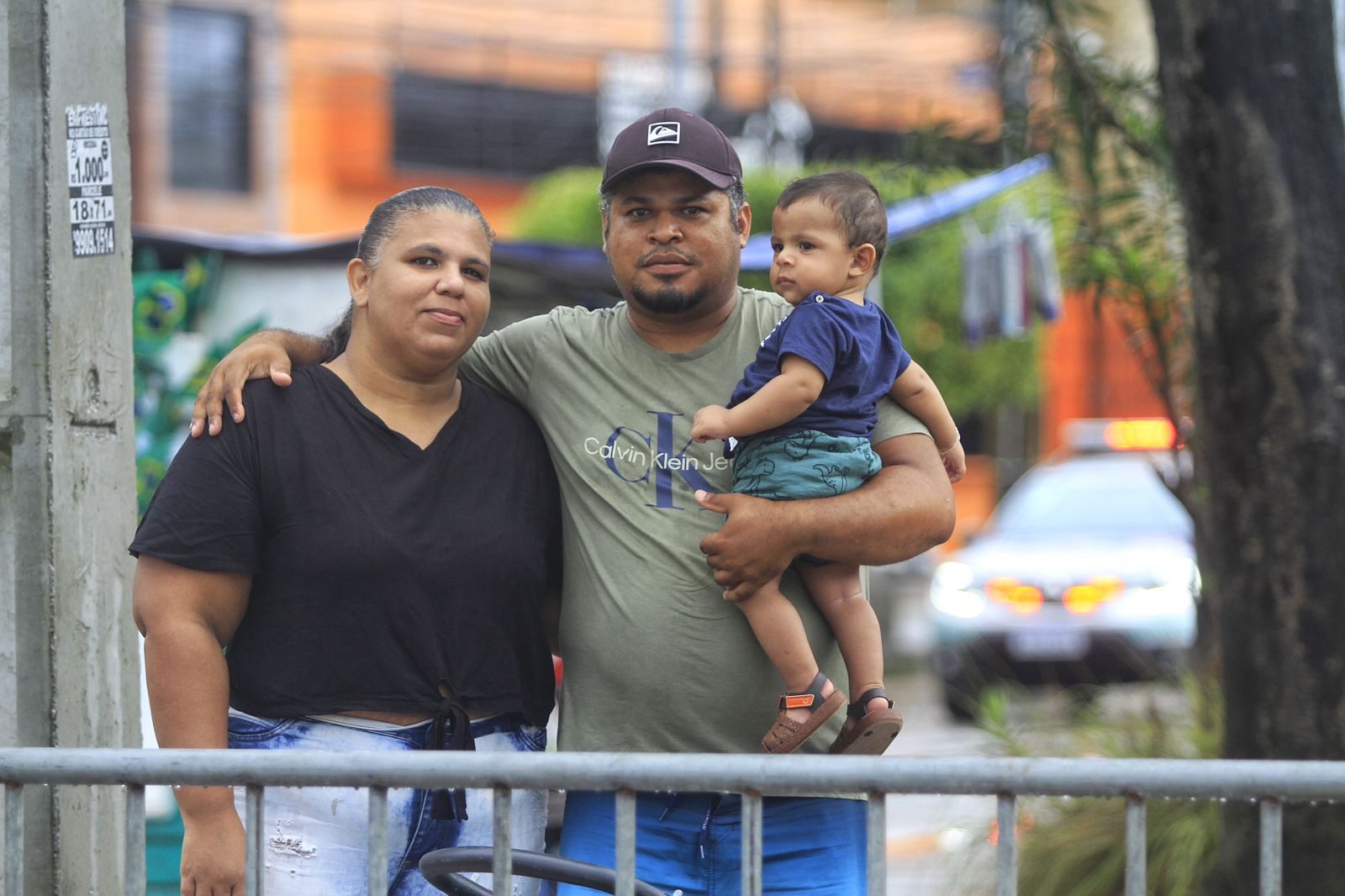 Casal Mrcio e Ana com Antony de 6 meses: foram assistir a filha Micaela, de 12 anos (Rmulo Chico/DP)