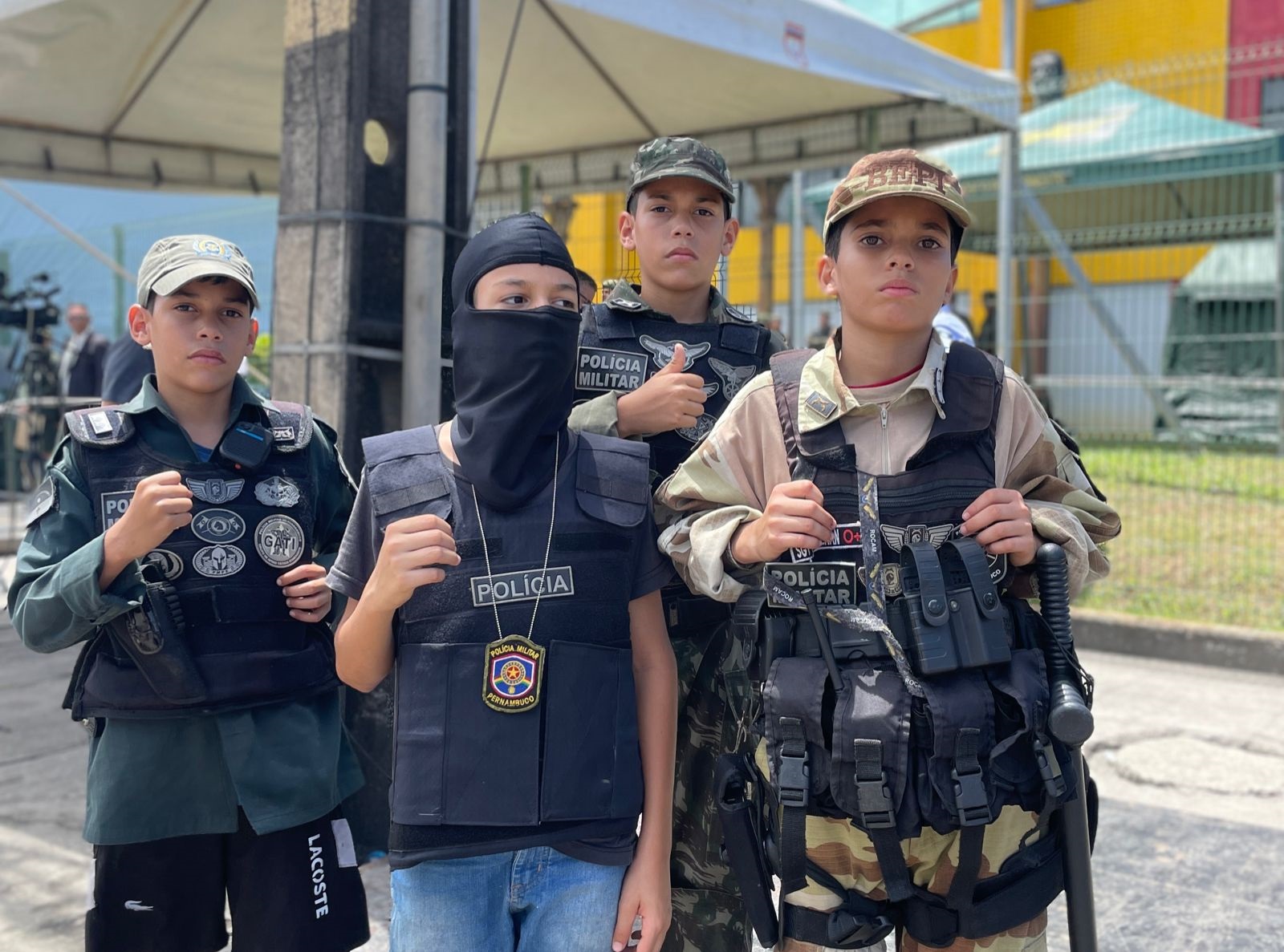 Garotos com uniformes militares chamaram a ateno (Rmulo Chico/DP)
