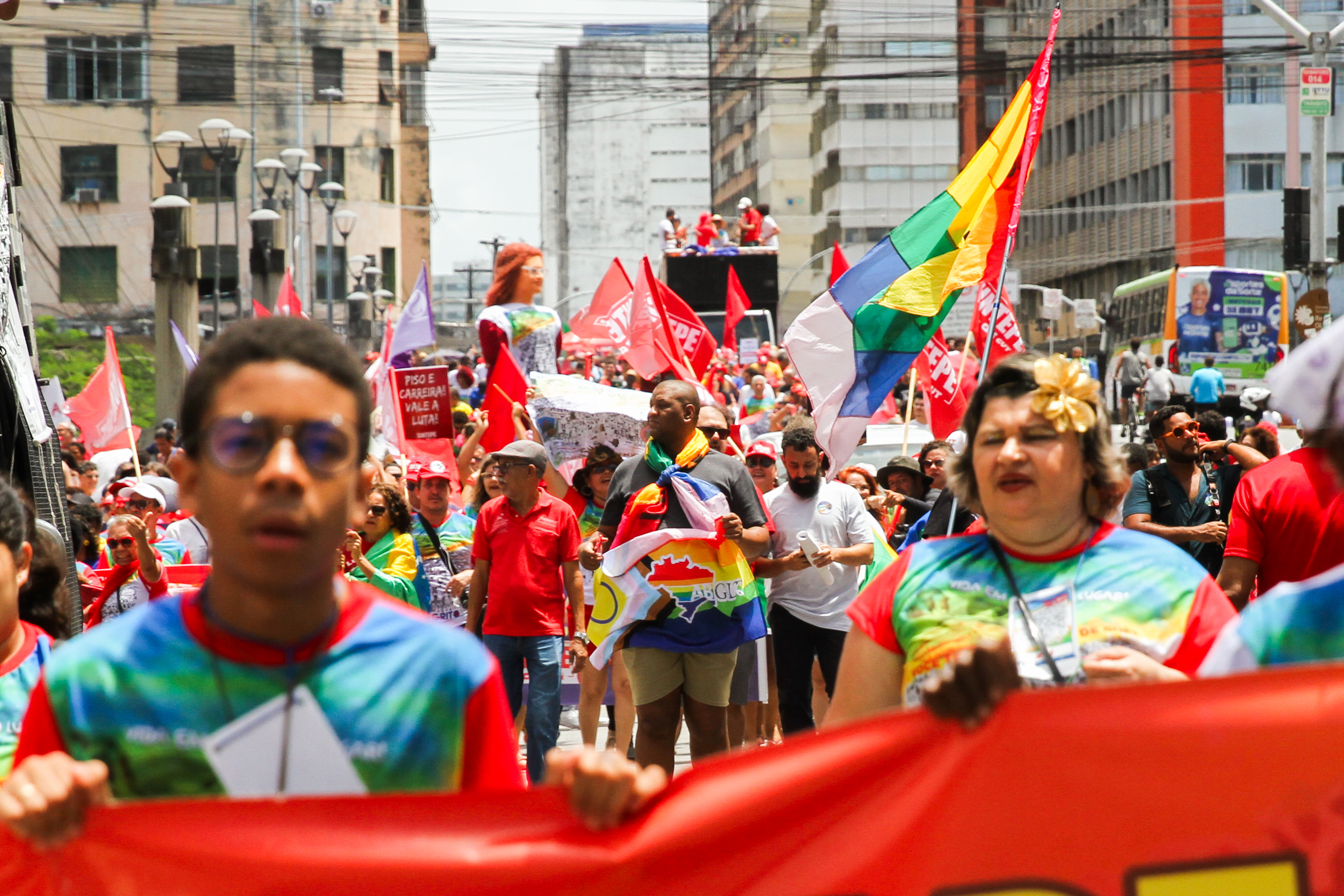 Participantes da caminhada do Grito dos Excluídos e das Excluídas do Recife ocuparam quatro quarteirões da Avenida Conde da Boa Vista e a Ponte Duarte Coelho (Sandy James)