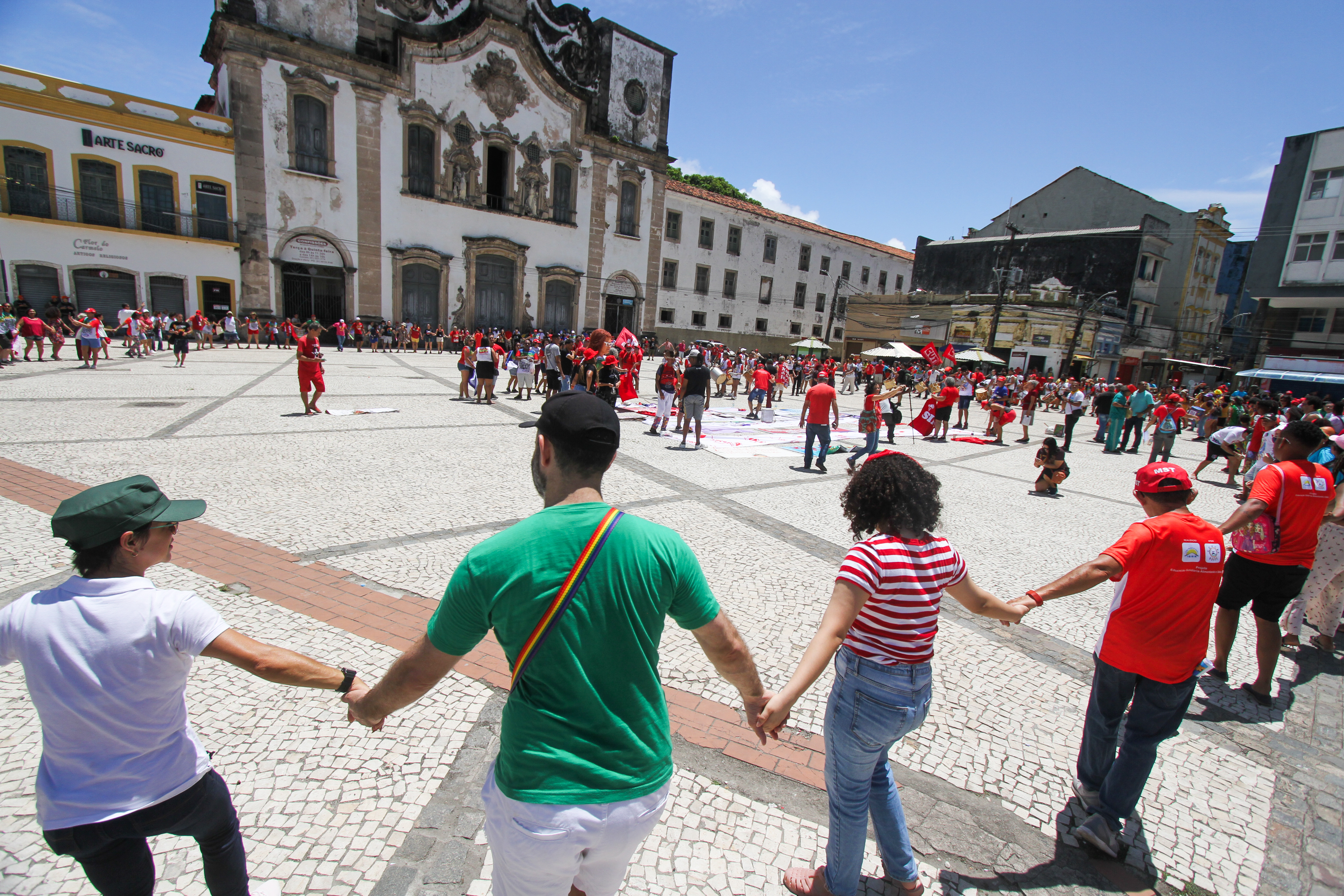 Uma grande roda de ciranda no Ptio do Carmo marcou o alegre encerramento do Grito dos Excludos e das Excludas do Recife (Sandy James)