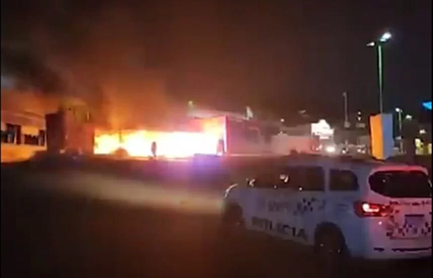 O incndio ocorreu na altura do nmero 100 da avenida Interlagos, dentro do autdromo. Aps o trabalho de rescaldo, foi constatado que ningum se feriu (Reproduo)