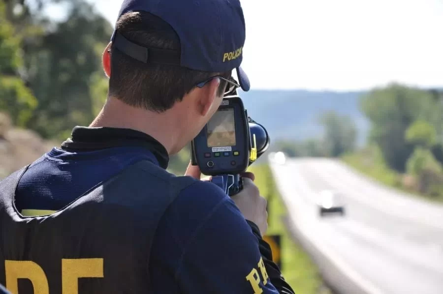 O radar  capaz de diferenciar os veculos por tamanho, de forma automtica, e mult-los individualmente, em funo da velocidade-limite regulamentada para cada categoria (Divulgao)