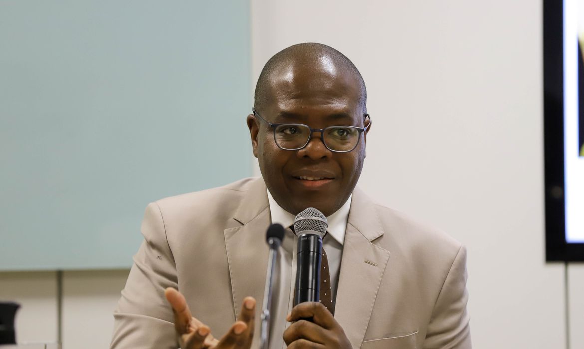 Almeida assegurou que a participao do Brasil vai ajudar a fortalecer as polticas internas do pas (foto: Wilson Dias)