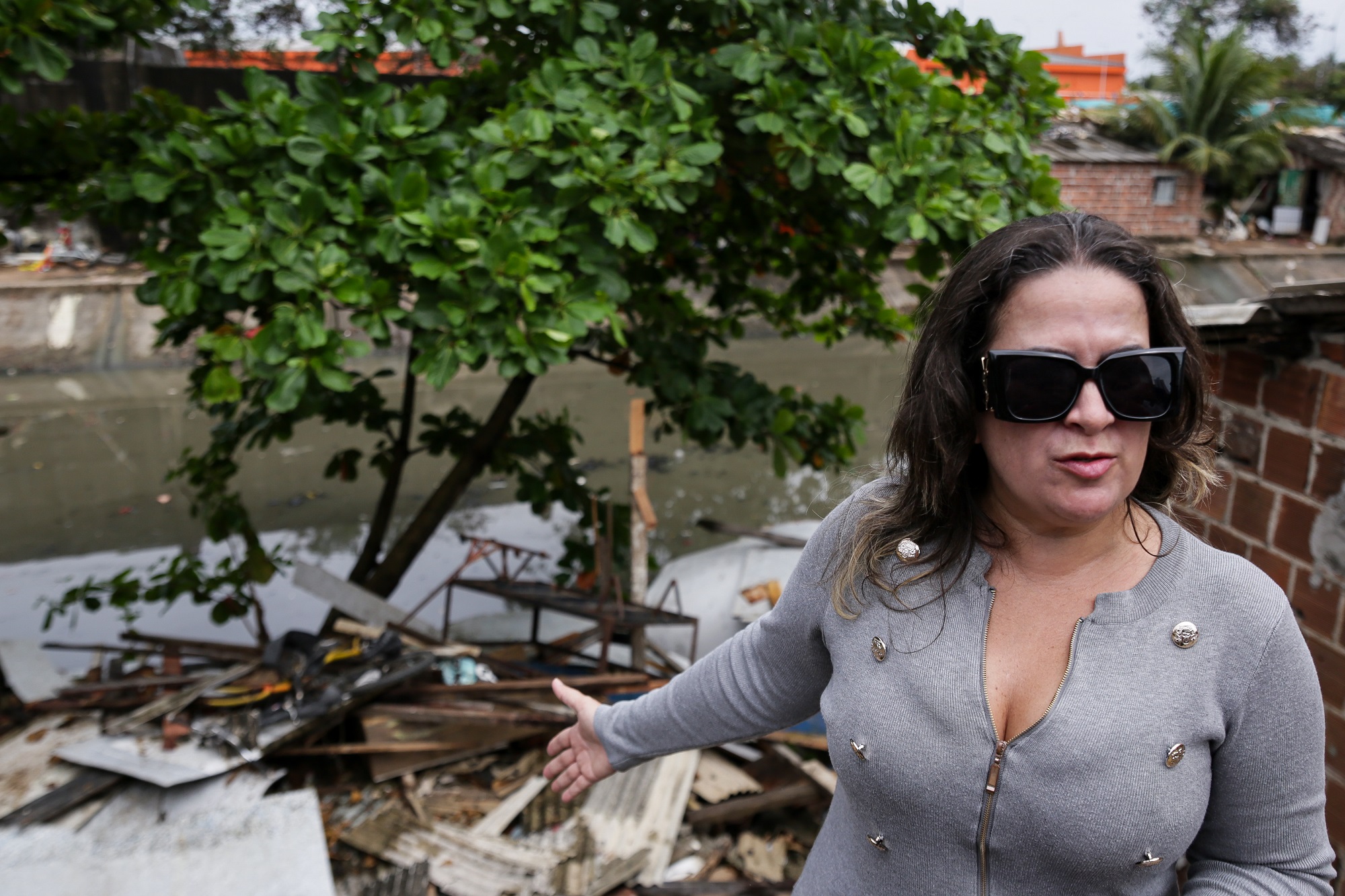Advogada Aline Maciel espera soluo digna para os moradores (Rafael Vieira/DP)