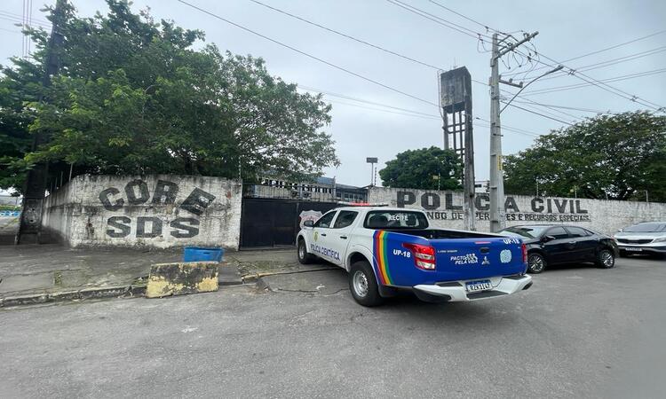 O incndio comeou em uma sala no primeiro andar do prdio e de acordo com testemunhas, no houve feridos (Foto: Rmulo Chico/Esp. DP Fotos)