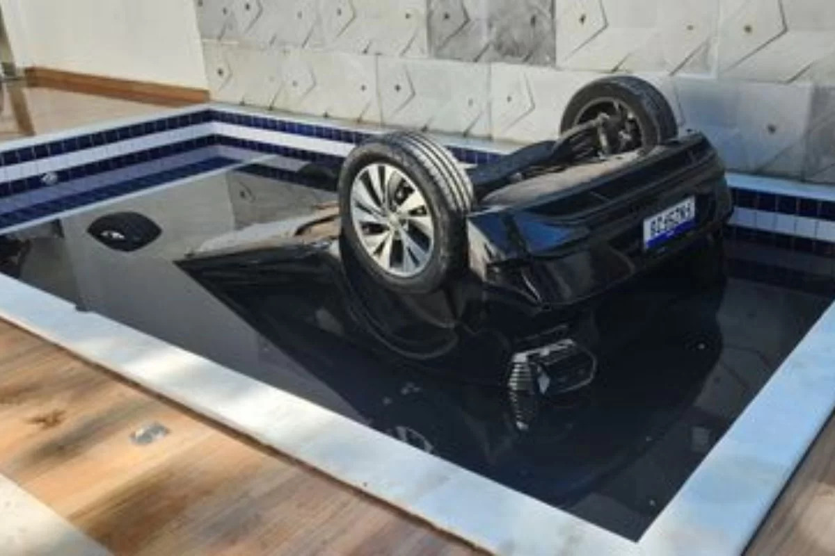 Imagens que circulam em redes sociais mostram que o carro ficou com as rodas para cima depois de cair na piscina (Foto: Reproduo/Redes Sociais)