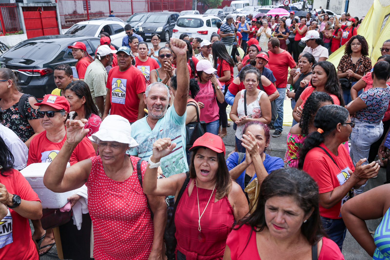  tarde, um grupo conseguiu falar rapidamente com o ministro Rui Costa, que lanava o PAC no Recife (Rafael Vieira/DP)
